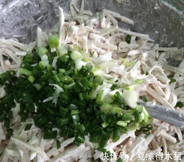过程|让我来教你做香糯芋头糕吧，不仅过程简单，吃起来更是清甜不腻口！