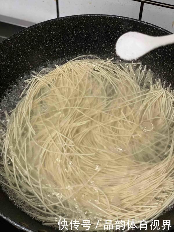 适量|夏天要多吃面条,教你个懒人做法,一人三碗不够吃!大家别错过!