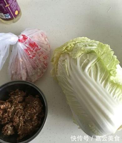 做白菜馅饺子，光用盐还不够！大厨教你一招，白菜鲜嫩不出水