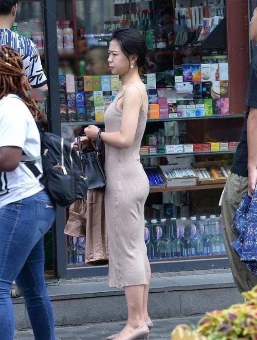 针织布料 裙子穿着很有气质,卡其色的连衣裙穿上很温柔