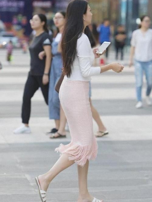 粉白色流苏裙，轻盈优雅