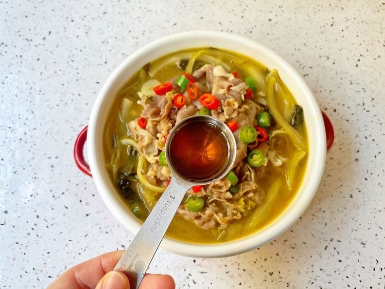 天寒地冻，暖身体适合多吃羊肉，酸菜配羊肉，开胃又下饭