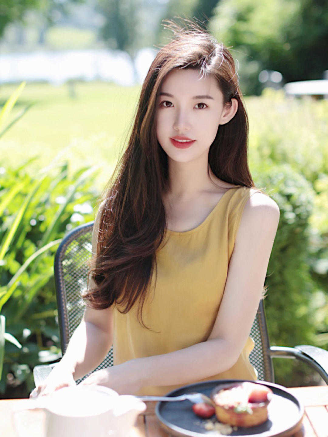 减龄|若你才20岁，别打扮太老！T恤+休闲裤可甜可咸，洋气减龄美翻天