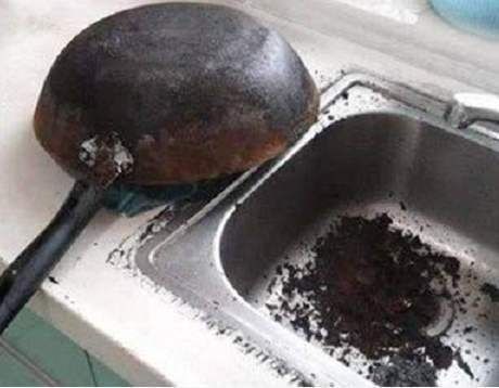 不锈钢锅底厚厚一层油污，用蛮劲小心锅底，还不如用几个巧方法