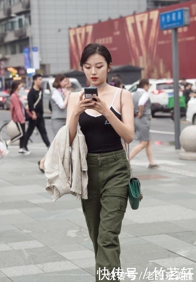 街拍|街拍干净清爽的小姐姐，身穿一件背心裙，甚是迷人