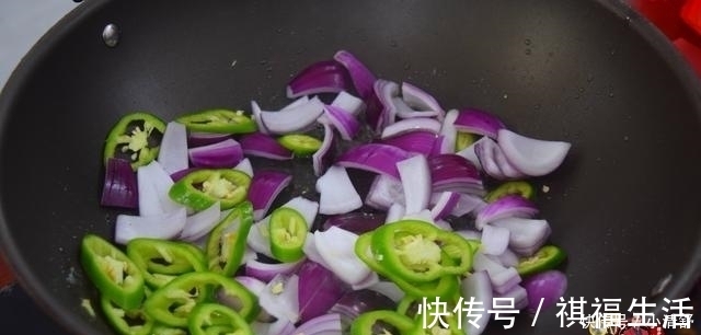 翻炒均匀|洋葱炒鸡蛋最好吃的做法，简单美味又下饭，看看你喜欢吃不？
