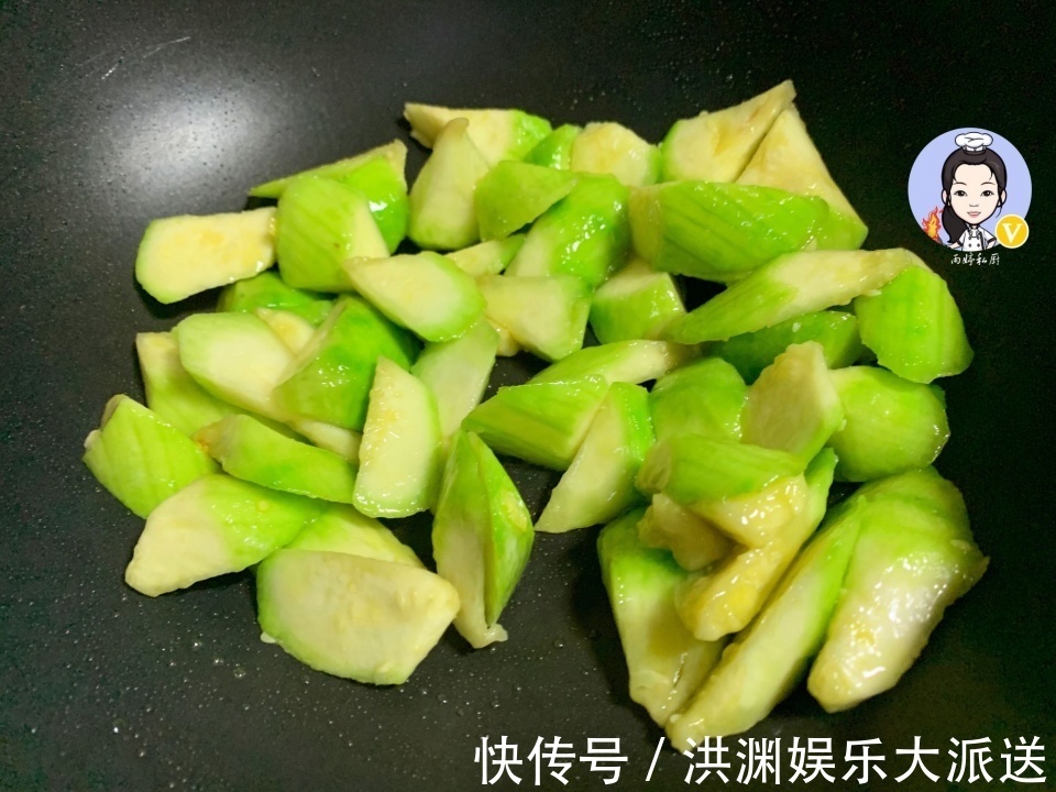猪油|炒丝瓜时,马上下锅就错了!掌握这1个诀窍,保准出锅翠绿不发黑