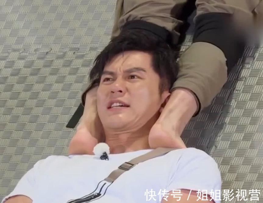 宋雨琦|《奔跑吧》节目组搞两种待遇,人梯大战素人都戴头盔,跑男却没有