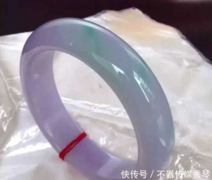 翡翠镯子的包装为何这么简陋，上面系着的红绳又是啥？