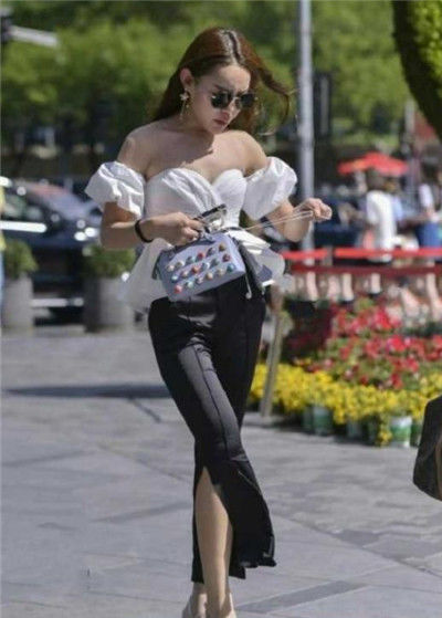 街拍:短发美女镂空修身裙,气质温婉,楚楚动人