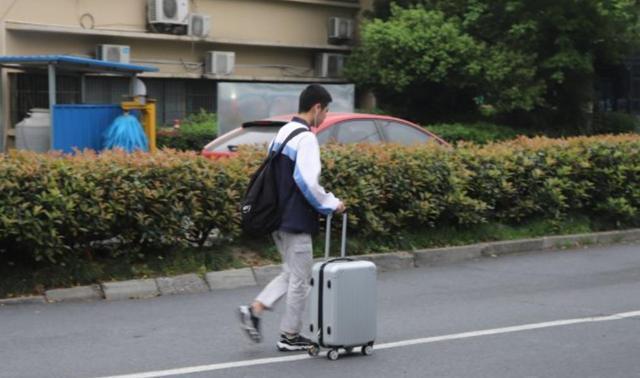 “如果能重选，我一定不让孩子住校”，寄宿是省心还是“痛心”