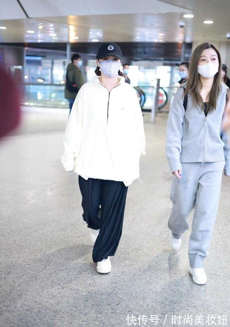 搭配 阿娇发福后真不顾形象,穿大码T恤配阔腿裤显胖显矮,目测有130斤