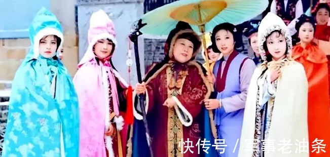 林黛玉@宝钗在荣国府过着什么日子?不可能受到疼爱,同样风刀霜剑严相逼