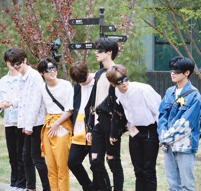 乐华选秀综艺《发光的名字》共40位练习生,全员蒙面参加录制