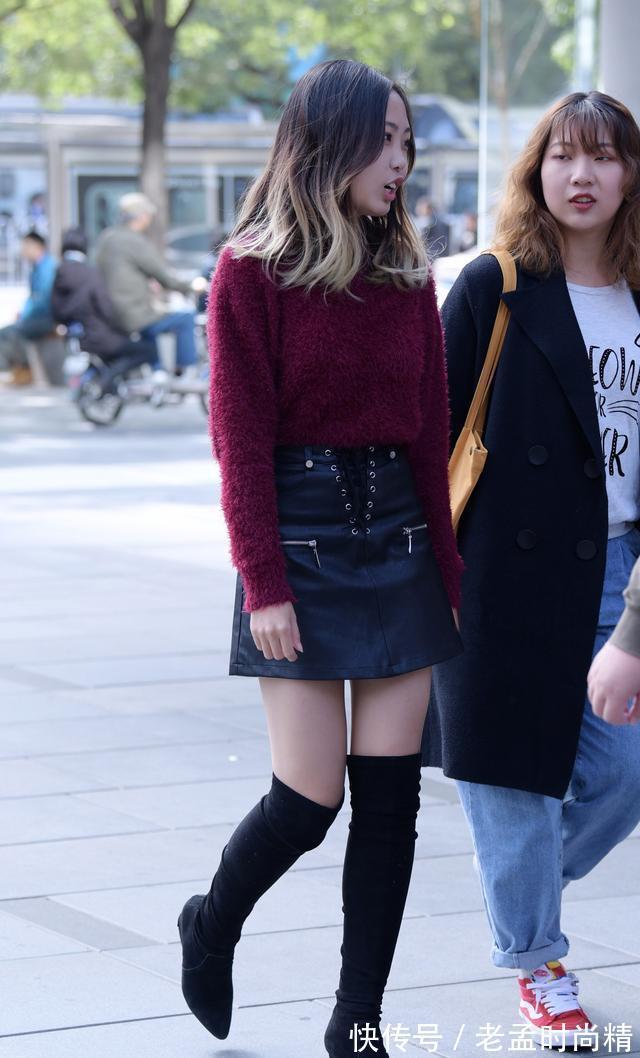 洋气|降温了,美女用红色毛衣搭配黑色皮裙,红黑撞色搭配时髦又洋气