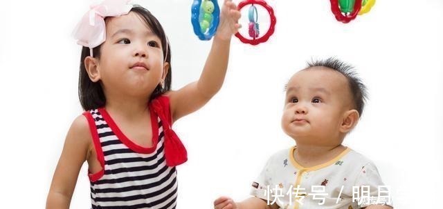 朵朵|宝宝到处抠,要阻止吗精细动作让孩子探索,是大脑发育的关键