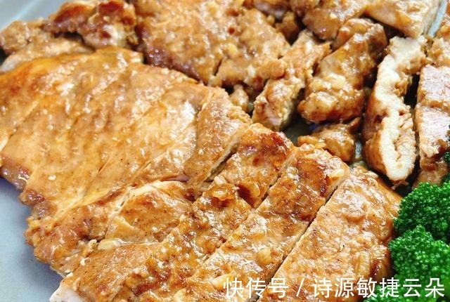 美味|健身之后吃什么，来两块嫩煎鸡胸肉，营养丰富，美味可口！