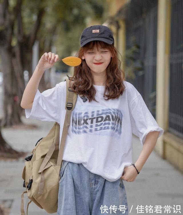 条纹 日系风格才是女性最爱的针织开衫搭配黑色长裤,确实很时髦!