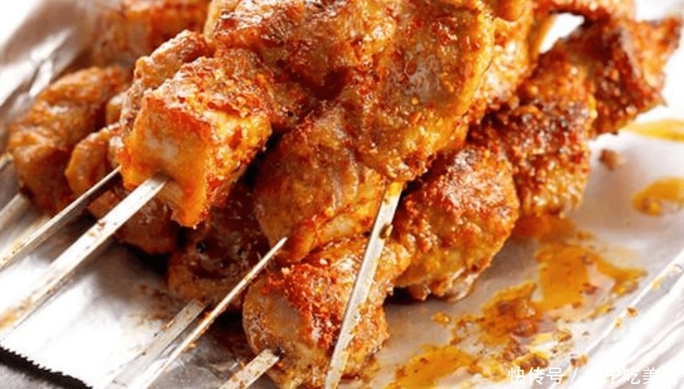 此菜色泽艳丽,美观大方,鱼肉外焦里嫩,配料清香开胃,引人食欲