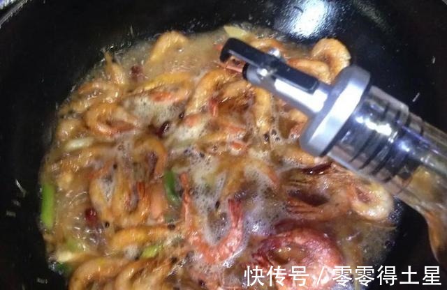 红烧大虾|红烧大虾时，记住“1撒2炸”，保证虾肉的脆度和鲜度，好吃不腻！