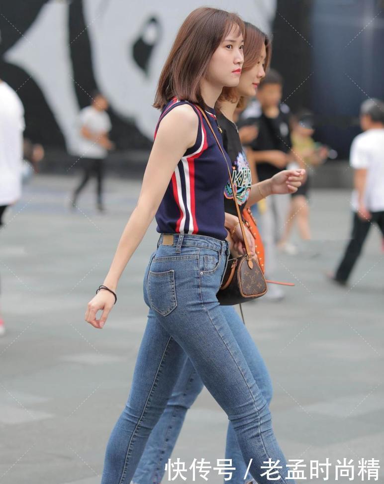 街拍：无袖上衣很有稳重气质, 搭配牛仔裤很有淑女气息