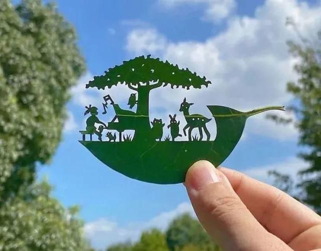 ?艺术家真会赚钱，把捡来的树叶简单雕刻后，价值翻了几百倍