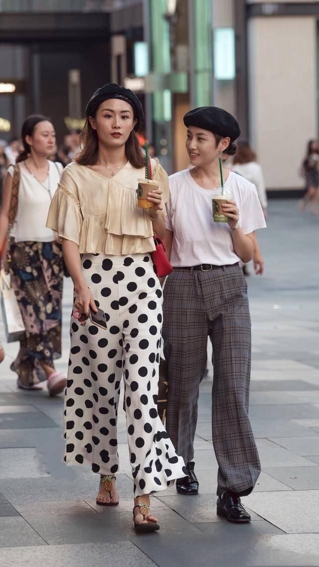 青春活力展现出淡淡高雅的品味，舒适利落显满满的时尚气息