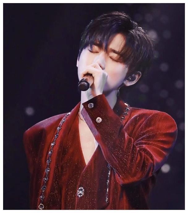 时代俊峰|173宋亚轩与172何炅同框，身高差明显，谎报身高地站出来