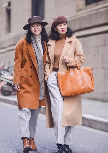 裤腿 女人过了50少穿“小黑裤”,不洋气!今年流行“奶奶裤”,真漂亮