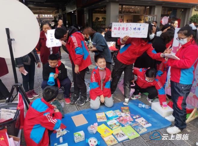 跳蚤市场|鹤峰：“跳蚤市场”热闹开市 400多小学生忙交易