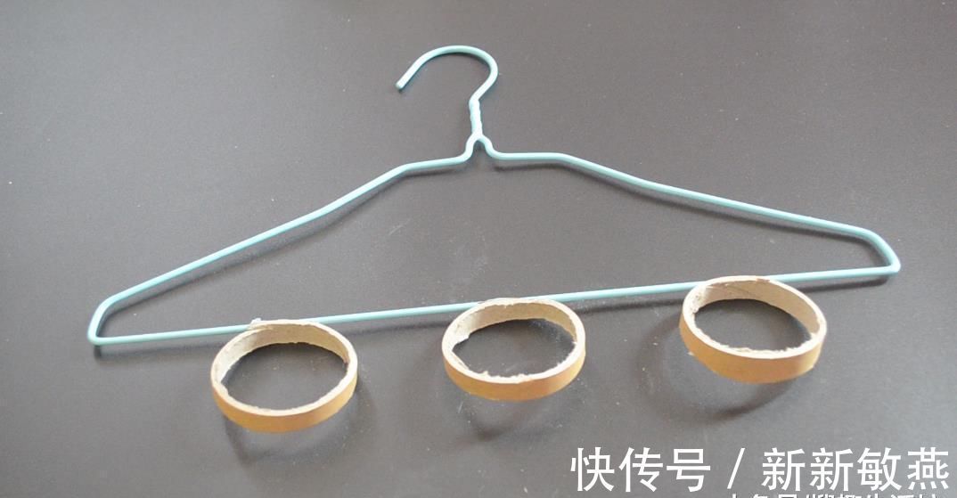 纸筒粘在旧衣架上面, 很多人不知道有啥用, 看完你会感谢我的