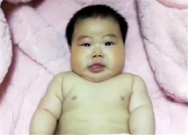 孕妈|“最成熟宝宝”火了,5个月大却有张30岁的脸,网友:一脸福相
