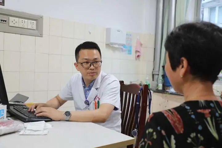 白米饭|一个双黄白蓉月饼等于三碗白米饭？医生：这几类人不宜多吃