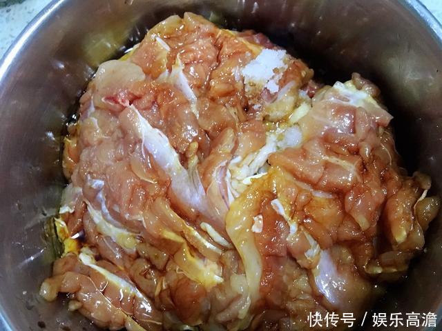 鸡扒很好吃，添加蒜瓣和蜂蜜，口感更加香甜