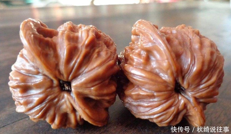慈禧|慈禧在化妆时，为何把两颗文玩核桃放入口中？看完之后长知识了！