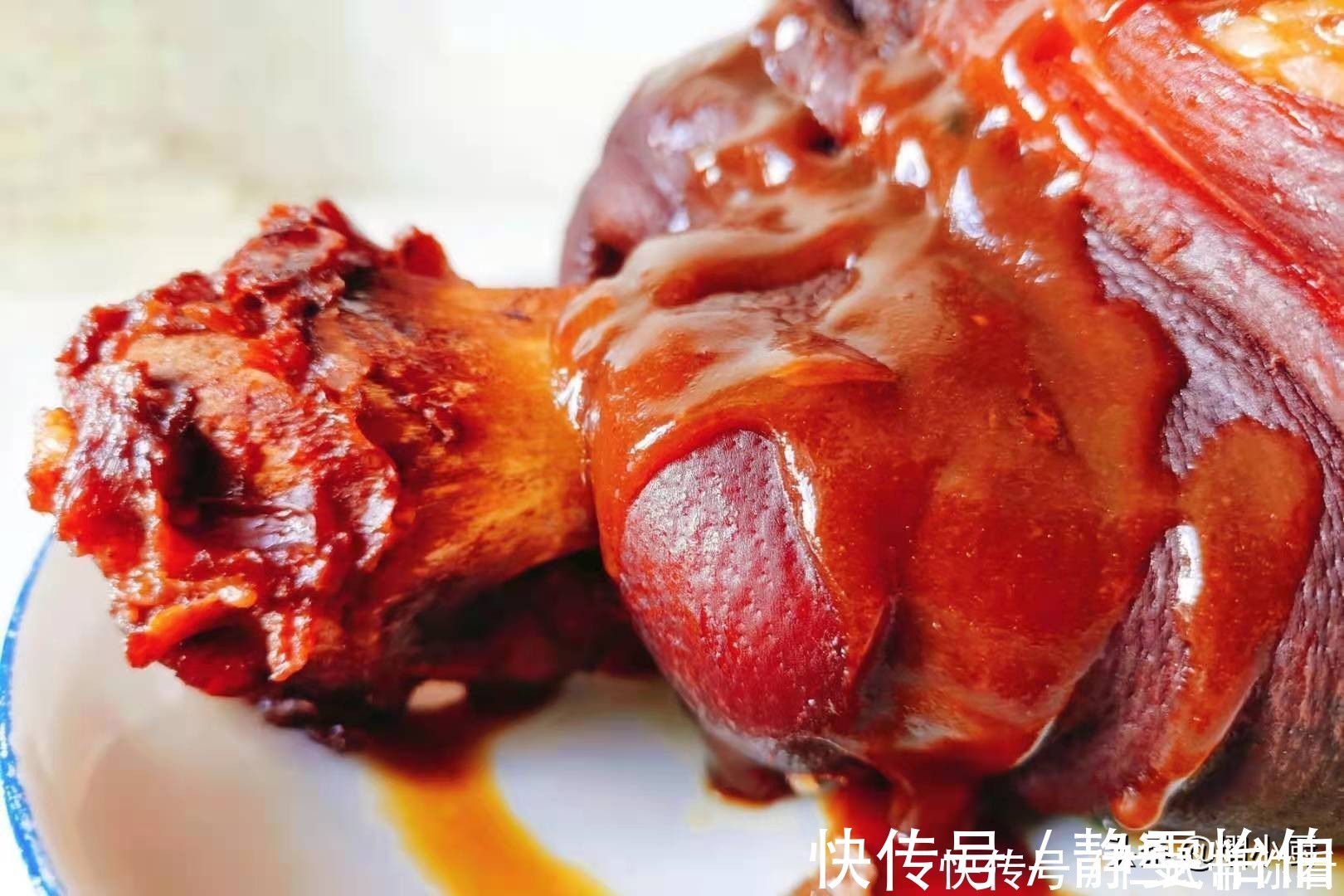 红焖肘子|香气十足的红煨肘子,只需3步搞定,做好后肘子红润软嫩不腻口