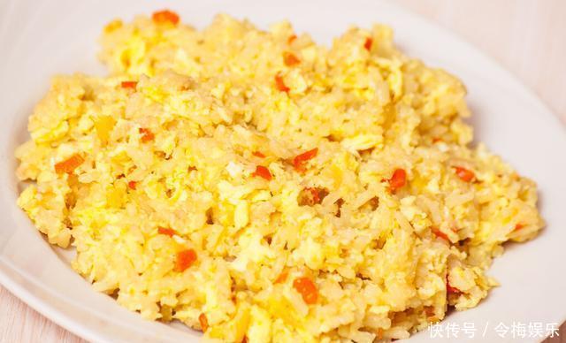 做蛋炒饭时,分开炒是不对的,掌握3个诀窍,炒饭色泽金黄不粘锅