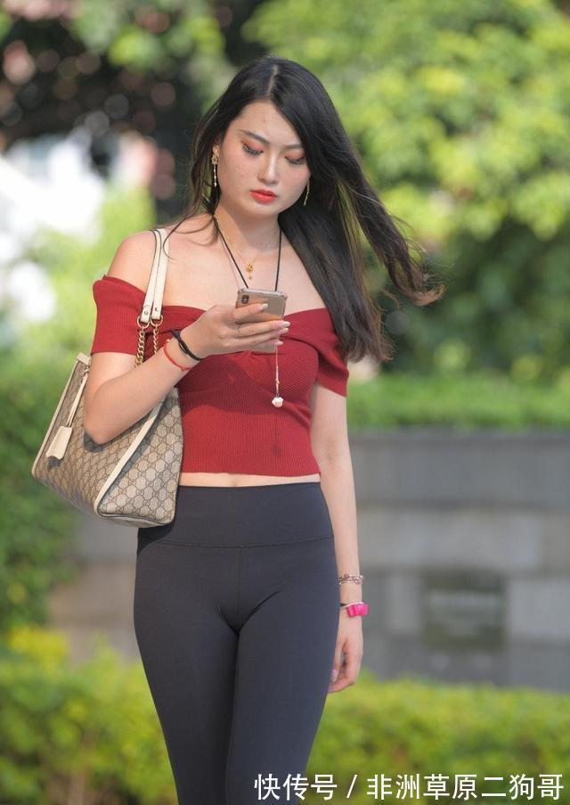 条纹|公园里健身的美女小姐姐,运动背心配瑜伽裤的打扮实在太惹眼