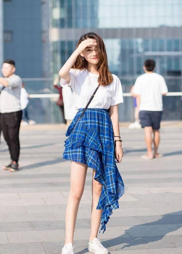 路人街拍，小姐姐看起来非常的甜美活泼，穿衣打扮非常有青春范