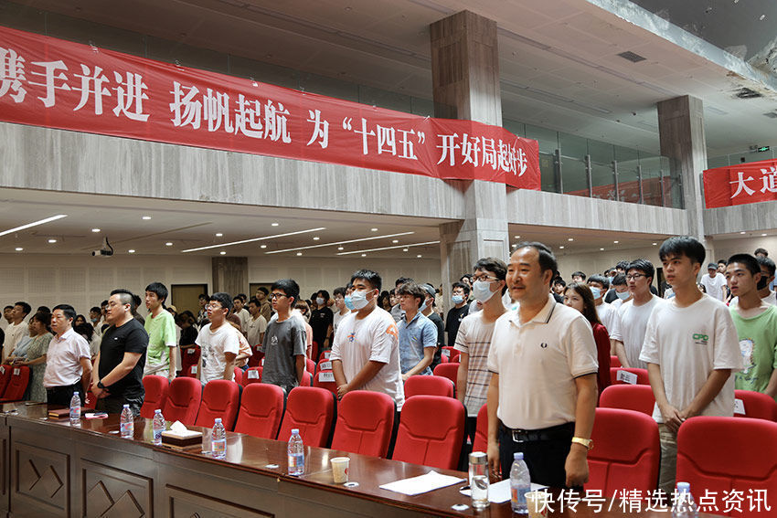 晴川|国学名师带领晴川师生重温毛泽东等革命家经典诗词