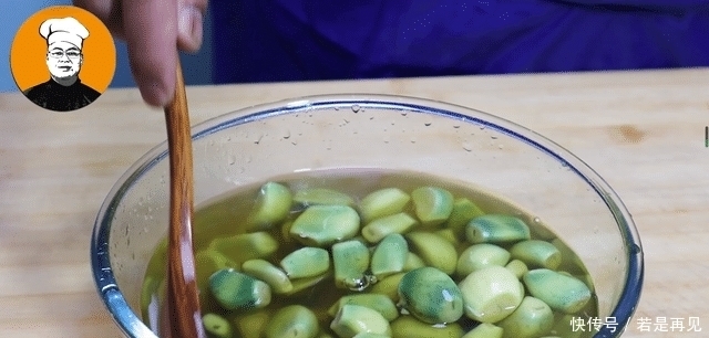 腌腊八蒜时,直接放醋就错了,教你正确腌法,酸脆开胃易保存