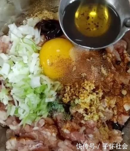 把“三样”东西加到饺子馅里，馅料光滑多汁，很好吃