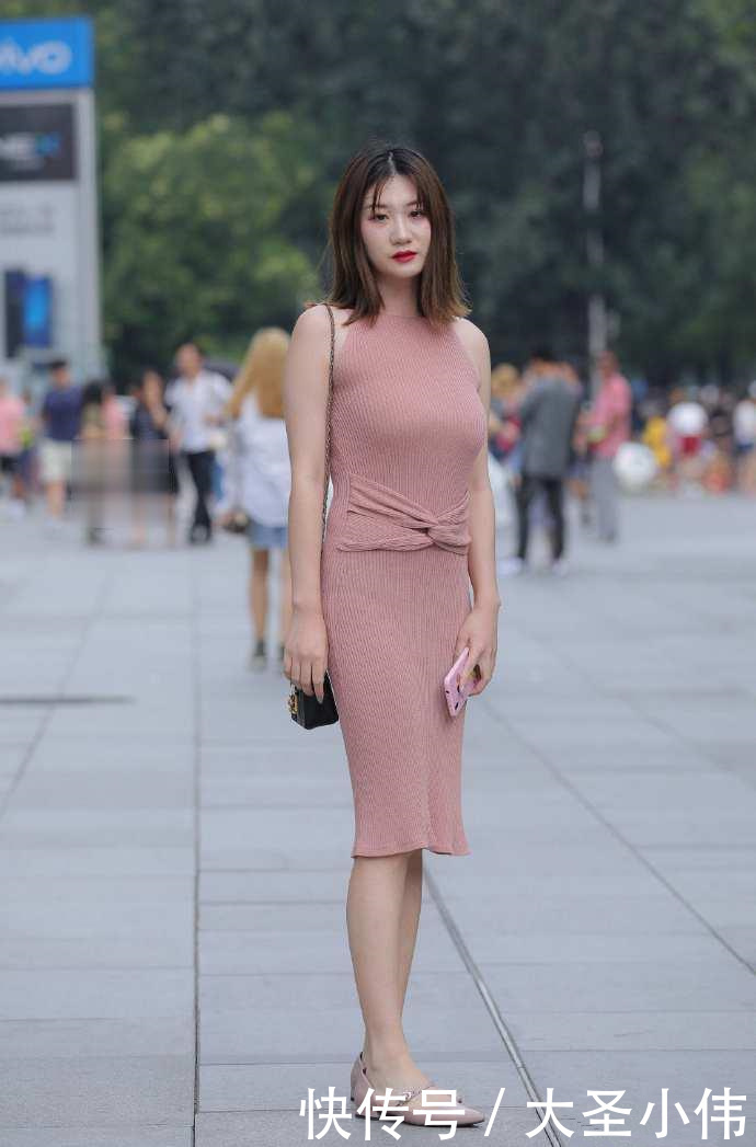 优雅|街拍美女美女穿中短的裙身起来端庄优雅,同时也不缺少女人味