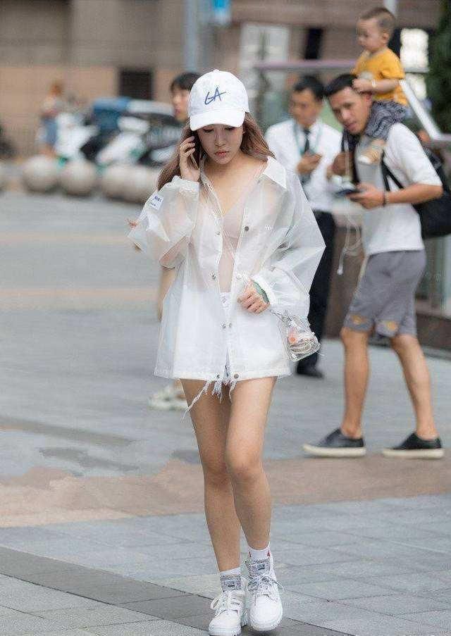 街拍小姐姐，休闲运动的打底裤美女，俏丽多姿清秀可人的感觉