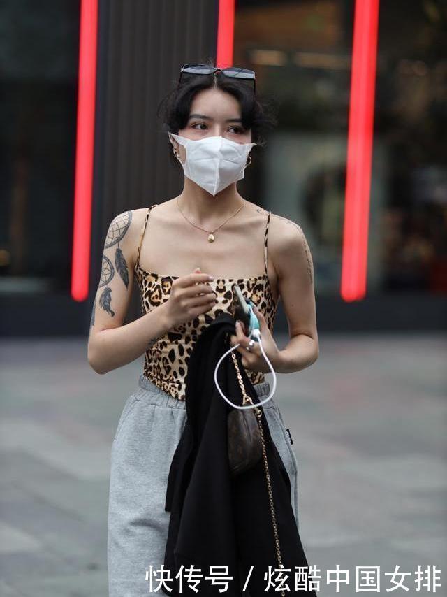 小姐姐豹纹吊带搭配灰色运动裤,展现独特野性美
