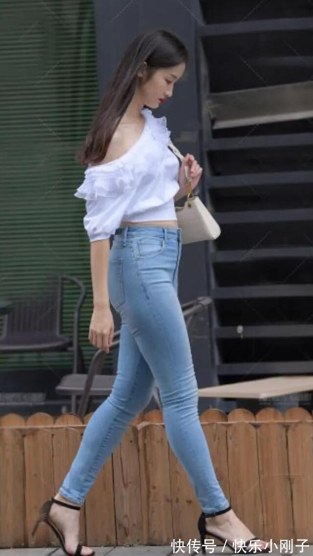 紧身牛仔裤 露肩白色短袖搭配牛仔裤,优雅又时尚,你是否会借鉴这样的穿法?