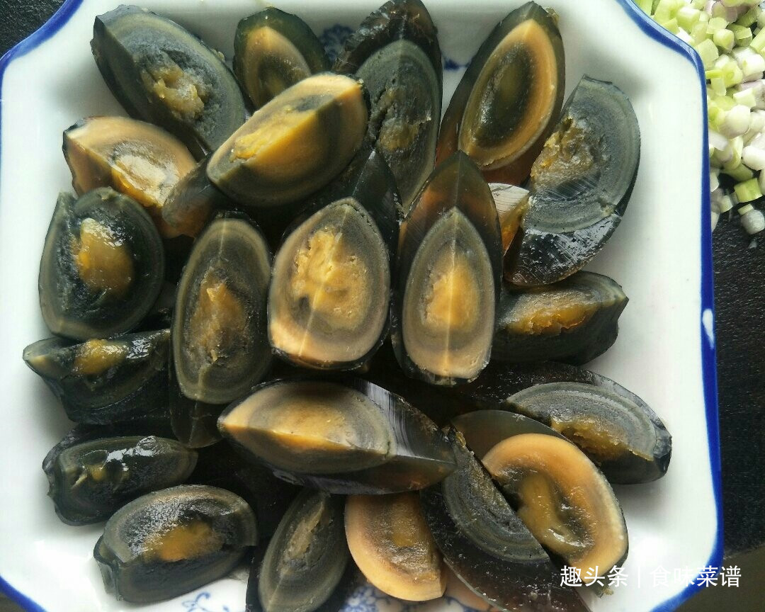 饭店的凉拌皮蛋为什么好吃秘诀就在于调料汁，不腥不涩美味翻倍