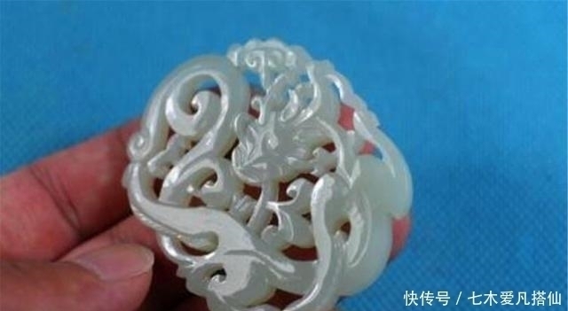 女子|美女带玉佩参加鉴宝,自称是前男友送的,专家看后:快把他找回来