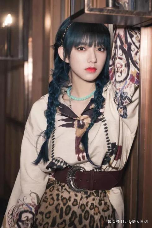 蝴蝶结 手残党想要的3种减龄发型,随便一扎都是少女感,换个发型更年轻