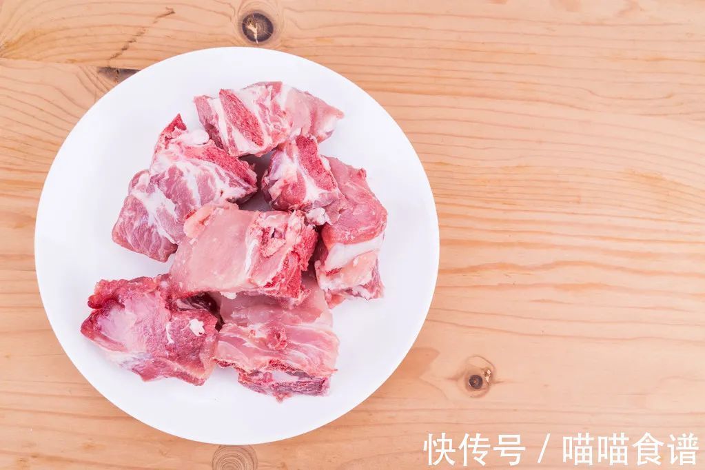 老何说菜丨家庭版红烧排骨，超简单特美味！